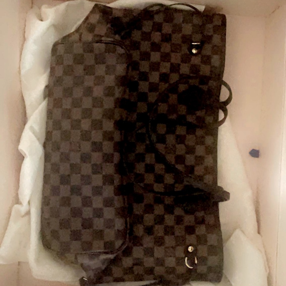 Luis Vuitton Purse, Authentic, with receipt never used